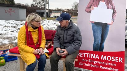 Bild: Petra Hartl
Bettina Moser lädt die Menschen dazu ein, auf ihrem "Moser-Bankerl" Platz zu nehmen und zu erzählen, was sie sich von einer Bürgermeisterin Moser erwarten würden. Mosers Hauptjob am Bankerl: Zuhören. Den Notizblock hat sie immer griffbereit.