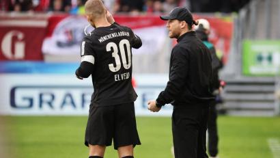 Bild: Philipp von Ditfurth/dpa
In der Krise: Trainer Eugen Polanski (r) spricht mit Nico Elvedi.