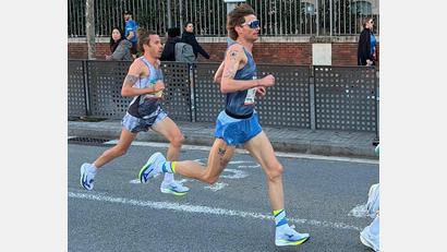 Bild: Berta Garcia (privat)
Erik Hille (rechts) lief beim Halbmarathon in Barcelona eine famose Zeit.