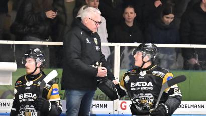 Bild: Hubert Ziegler
Christian Zessack (Mitte) freute sich mit seinen Jungs über den Klassenerhalt in der Bayernliga. Er verlängerte auch seinen Vertrag beim ERSC.