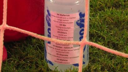 Bild: -/MagentaSport/dpa
Trinkflasche mit Elfmeter-Zettel von Marius Funk.