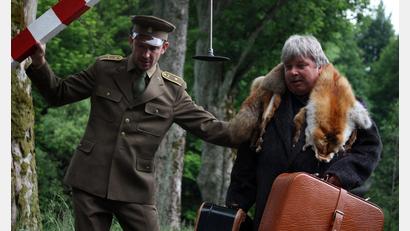 Bild: Florian Wein/Ovigo-Theater/exb
Szene aus „Fingierte Grenzen“. Am Standort Bärnau werden ab Mai wieder die geführten Theaterwanderungen angeboten.