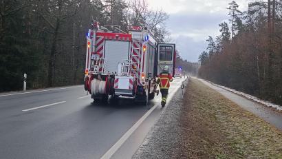 Bild: nic
Die Feuerwehr Mitterteich rückte am Montagvormittag zu einem Unfall auf der B 15 in Richtung Tirschenreuth aus.