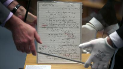 Bild: Oliver Berg/dpa
Der berühmte Schabowski-Zettelt wird im Haus der Geschichte in Bonn gezeigt. (Archivbild)