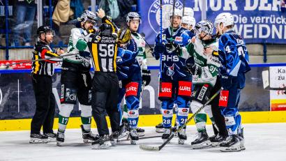 Bild: Tobias Neubert
Zwischen dem Weidener Alex-Olivier Voyer (Vierter von links) und Bietigheims Marek Racuk (Zweiter von links) gab es immer wieder Diskussionsbedarf.