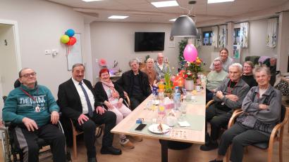 Bild: fvo
„Hilde“ Weingartner (Dritte von links) feiert in lustiger Runde ihren 85. Geburtstag.