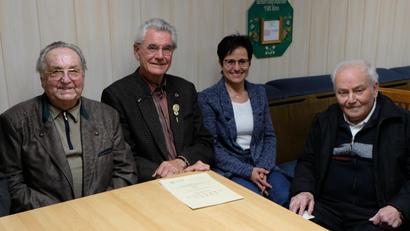 Archivbild: Fred Lehner
Bei den Sportschützen fühlte er sich Buwer Witzl (rechts) wie zu Hause. Links neben ihm: seine Tochter Petra.