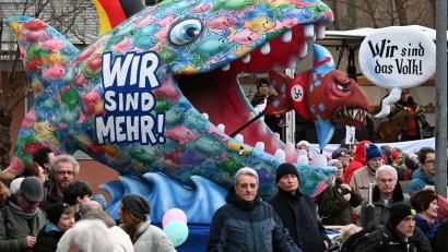 Bild: Federico Gambarini/dpa
Auch mit einer Anti-AfD-Plastik des Düsseldorfer Karnevalswagenbauers Jacques Tilly wurde im Stadtteil Garath gegen einen Auftritt des Thüringer AfD-Landesparteichefs Björn Höcke demonstriert.