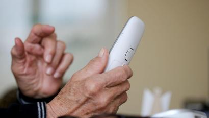 Symbolbild: Roland Weihrauch/dpa
Senioren werden immer häufiger Opfer von Trickanrufen.