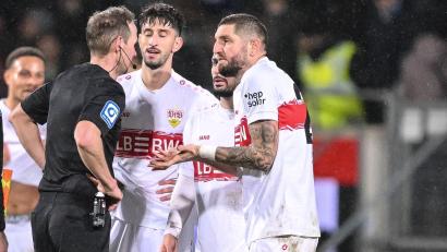 Bild: Harry Langer/dpa
Die Stuttgarter Profis machten ihrem Unmut über die Schiedsrichter-Entscheidungen Luft.