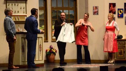 Bild: Kunz
Der Schein trügt: Hans Huber (3.v.l) hat Grünen-Stadträtin Katja Hübschmann ein Glas Wasser über die Bluse geschüttet.