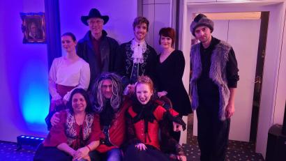 Bild: Florian Wein /Ovigo-Theater
Glückliche Gesichter der Darsteller nach der erfolgreichen Aufführung des Krimidinners „Das Geheimnis der Blutgräfin“ in Wolfringmühle.