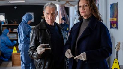 Bild: Manju Sawhney/ZDF/dpa
In ihrem neuen Fall verschlägt es Matthias Hamm (Ralph Herforth) und Jana Winter (Natalia Wörner) unter anderem auf ein Hausboot.