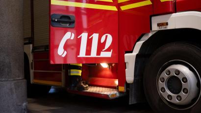 Bild: Niklas Treppner/dpa
Feuerwehrleute löschen den Brand. (Symbolbild)