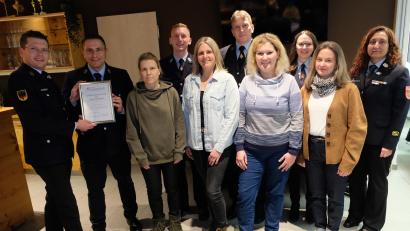 Bild: Robert Dotzauer
Mit der Überreichung der Gründungsurkunde durch Mirjam Schuller, Kreisjugendwartin und Mitglied der Feuerwehr-Kreisinspektion (re) an Bürgermeister Marcus Gradl (2.v.li.) und an die Feuerwehrführung hat die Wehr offiziell eine Kinderfeuerwehr. Mit im Bild ein Teil der künftigen Betreuerinnen.