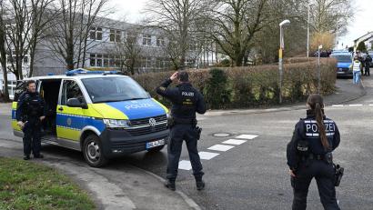 Bild: Bernd Weißbrod/dpa
Die Polizei ist an einer Schule in Bretten im Einsatz.
