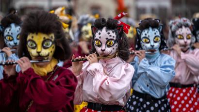 Bild: Georgios Kefalas/KEYSTONE/dpa
Teilnehmer mit Katzenmasken ziehen beim Fasnachts-Umzug in Basel durch die Straßen.