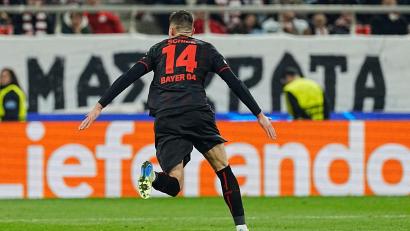 Bild: Petros Giannakouris/AP/dpa
Patrik Schick jubelt über sein Tor zum 1:0 bei Olympiakos Piräus. (Archivbild)