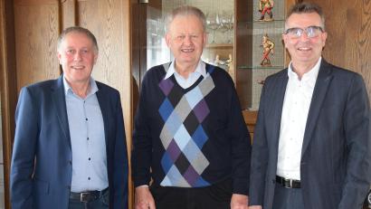 Bild: bö
Jakob Dobler feierte in den vergangenen Tagen seinen 80. Geburtstag, dazu gratulierten ihm 2. Bürgermeister Mathias Huger (links) für den Markt Schmidmühlen und Raiffeisenbank-Vorstand Karl Schlagbauer (rechts).