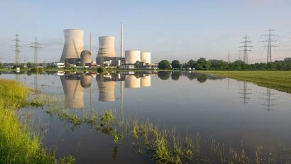 Bild: Stefan Puchner/dpa
Auch wenn in Deutschland seit Jahren keine Energie mehr durch Kernkraftwerke gewonnen wird, ist das Thema nicht von der politischen Agenda verschwunden. Innerhalb der Bundesregierung gehen die Meinungen aber weit auseinander - ein Konflikt scheint vorprogrammiert. (Illustration)