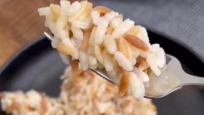 Bild: Aysel Özdemir, exb
In der türkischen Küche mischt man gerne trocken gebratene Nudeln unter den Pilav genannten Reis. Das sieht nicht nur gut aus, sondern gibt der beliebten Beilage auch einen kräftigeren Geschmack als reiner Reis.