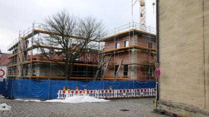 Bild: sne
Durch das neue Trauungszimmer und eine dazugehörige Treppe wird der Platz zur Kirche deutlich schmäler.