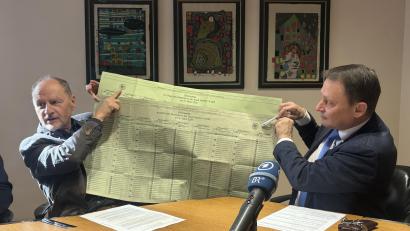 Bild: mcl
Um alte und neue Stimmzettel klar unterscheiden zu können, seien die neu gedruckten Exemplare auch optisch angepasst worden, erklärt der stellvertretende Stadtwahlleiter Reinhold Gailer (links).