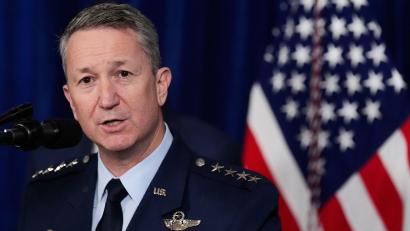 Bild: Alex Brandon/ap/dpa
US-Generalstabschef Caine soll US-Präsident Trump laut Medienberichten vor möglichen Risiken eines Militäreinsatzes im Iran gewarnt haben. (Archivbild)