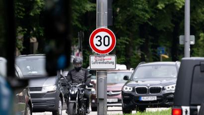 Bild: Sven Hoppe/dpa
Zwischenzeitlich waren die Tempo-30-Schilder am Mittleren Ring verschwunden, nun müssen sie zurückkehren. (Archivbild)