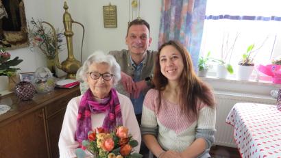 Bild: adj
Im Beisein ihrer Enkelin Sarah nahm Waltraud Merwald die Glückwünsche zum 90. Geburtags von Bürgermeister Ernst Schicketanz entgegen.