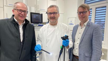Bild: Friedrich Peterhans/KNO
Der Vorsitzende des Stiftungskuratoriums Krankenhaus Kemnath, Bürgermeister Roman Schäffler, übergab an Chefarzt Dr. Gerhard Jilge und Klinikdirektor Stephan Schumacher (von links) ein hochwertiges Koloskop im Wert von rund 45.000 Euro.