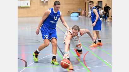 Bild: Tobias Schwarzmeier
Lukas Pryszcz kämpft (hier gegen Gotha) um jeden Ball. In Würzburg stand der Topscorer der DJK Neustadt sämtliche 40 Minuten auf dem Court.