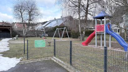 Bild: exa
Auf dem Bild sieht man den Spielplatz „An der Waldwiese“, den die Gemeinde Neusorg mit Hilfe der Förderung durch die Steinwald-Allianz aufwerten möchte