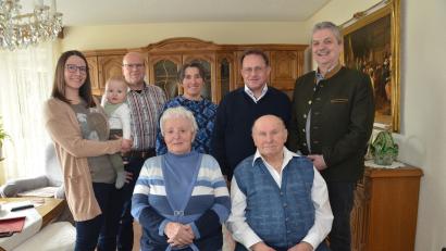 Bild: dob
Kaum zu glauben, dass Johann Führnrohr (sitzend, rechts) bereits seinen 90. Geburtstag feierte. Ehefrau Ingrid, Tochter Bettina mit Ehemann und Enkel sowie Urenkel freuen sich über die außergewöhnliche Vitalität des Jubilars. Zusammen mit seinen Gästen stieß er auf weitere Lebensjahre an.