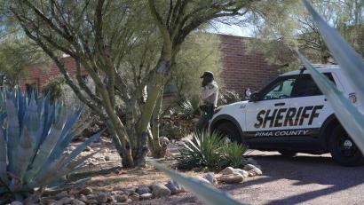 Bild: Ty O'Neil/AP/dpa
Medien und Polizeikräfte sind rund um die Uhr am Haus von Nancy Guthrie zu sehen.