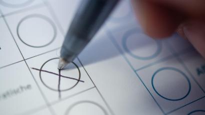 Bild: Sebastian Gollnow/dpa
In Rieden im Landkreis Amberg-Sulzbach sind fehlerhafte Stimmzettel für die Gemeinderatswahl verschickt worden.