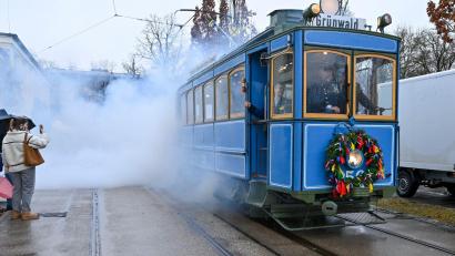 Bild: Peter Kneffel/dpa
Seit eineinhalb Jahrhunderten rollt die Tram durch München.