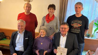Bild: Stefanie Gradl
1. Bürgermeister Hans-Martin Schertl (vorne rechts) sowie 2. Bürgermeister und Schwiegersohn Thorsten Grädler (vorne links) überbringen der Jubilarin Marianne Fenk die Glückwünsche zum 90. Geburtstag. Ihre Kinder Karl, Maria und Hermann (hinten von links) freuen sich