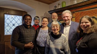 Bild: Lothar Müller
Irmgard Klupp feiert ihren 85. Geburtstag in Beidl. Im Bild von links: Pfarrvikar Edmund Onah, Elisabeth Dandl (Enkelin), Barbara Klupp-Dandl (Tochter), Helmut Dandl (Schwiegersohn), vorne die Jubilarin, Bürgermeister Lothar Müller, Ursula Klupp (Tochter).