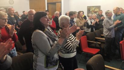 Bild: wro
Die Zuhörer der Bürgerversammlung bedankten sich bei Bürgermeister Toni Dutz für dessen langjähriges Wirken in der Marktgemeinde Wiesau.