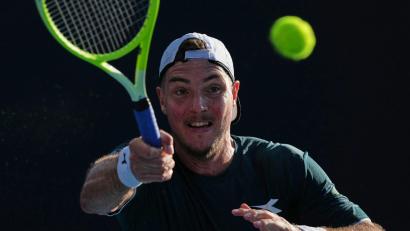 Bild: Dar Yasin/AP/dpa
Für Jan-Lennard Struff ist das Turnier in Dubai früh beendet. (Archivbild)