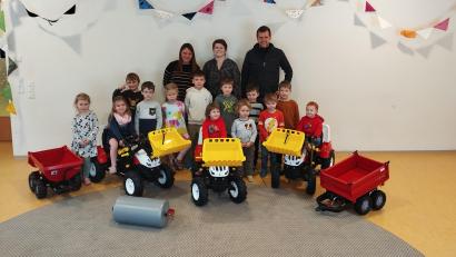 Symbolbild: Marina Straßer
Das Kinderhaus Fensterbach erhält drei neue Trettraktoren von der Firma Igl Landtechnik. Die Kinder freuen sich auf den Spielspaß im Freien.