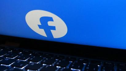 Bild: Anna Ross/dpa
Mit der Freunde-finden-Funktion können registrierte Facebook-Nutzer die auf ihren Endgeräten verfügbaren Kontaktdaten auf einen Server hochladen.