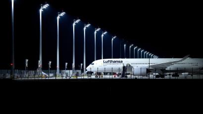 Bild: Sven Hoppe/dpa
Am Münchner Flughafen mussten Passagiere über Nacht in mehreren Lufthansa-Maschinen ausharren. (Symbolbild)