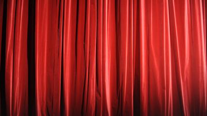 Symbolbild: Marcus Brandt/dpa
Der Vorhang für das Ovigo-Theaterstück "SAD-88" wird sich auch bald in Kemnath lüften.