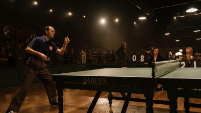 Bild: Atsushi Nishijima/Tobis Film/dpa
Timo Boll in dem Hollywood-Film „Marty Supreme“.