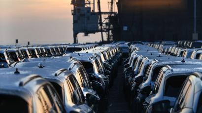 Bild: Lars Penning/dpa
Die deutschen Autohersteller haben zuletzt deutlich an Absatz in China verloren. Als Grund gilt neben den hochsubventionierten neuen lokalen E-Auto-Marken auch eine neue Luxussteuer auf teure Autos, die vor allem deutsche Marken trifft. (Archivbild)