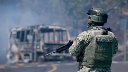 Bild: Armando Solis/AP/dpa
Nach dem Tod von „El Mencho“ überziehen seine Anhänger Mexiko mit einer Welle der Gewalt.