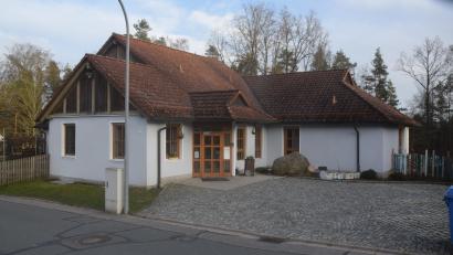 Bild: fz
Von vorne, der Straßenseite aus gesehen, wird links und rechts an den bestehenden Kindergarten angebaut.