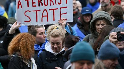 Bild: Sven Hoppe/dpa
Zahlreiche Menschen nehmen anlässlich des vierten Jahrestags des russischen Angriffs auf die Ukraine an einer Kundgebung auf dem Marienplatz teil.